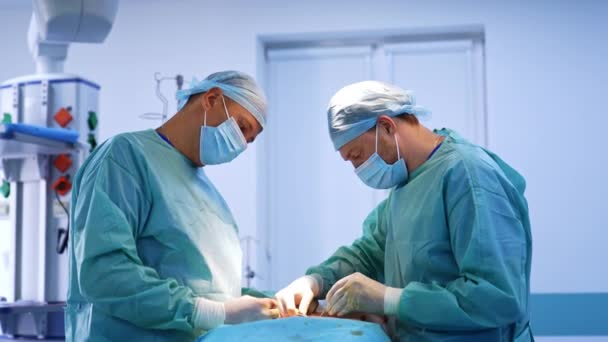 Использование Металлических Инструментов Современной Пластической Хирургии Два Врача Сотрудничают Пациентом — стоковое видео
