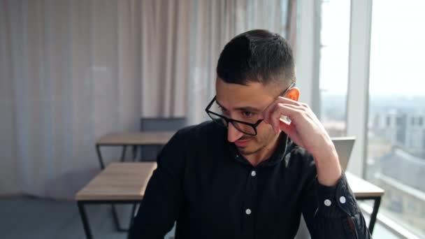 Facet Okularach Patrzy Ekran Swojego Laptopa Menadżer Białej Koszuli Stojący — Wideo stockowe