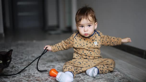 Odada Oturan Sevimli Erkek Bebek Ayakkabı Bağcığıyla Oynuyor Sevimli Çocuk — Stok video