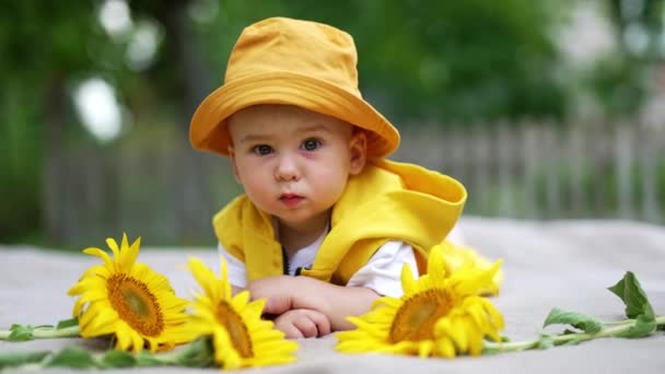 Mooi Serieus Kind Gele Panama Vest Ligt Buiten Zijn Buik — Stockvideo