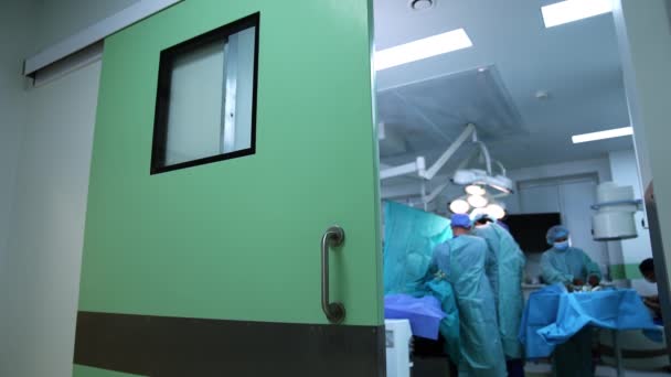 Puerta Verde Claro Abierta Moderno Quirófano Equipo Médicos Operando Paciente — Vídeo de stock