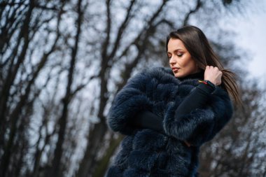 Kürk mantolu güzel bir kadın..