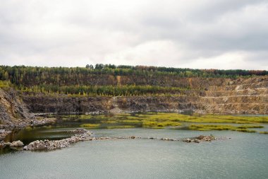Taş çıkarmak için büyük bir taş ocağı..