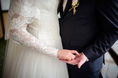 Gelin ve Damat Düğün gününde elele.