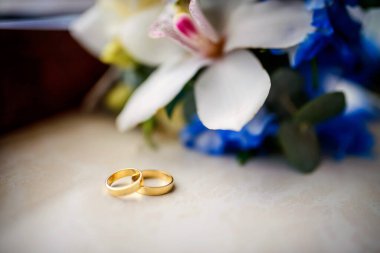 Alyans ve buket çiçek.