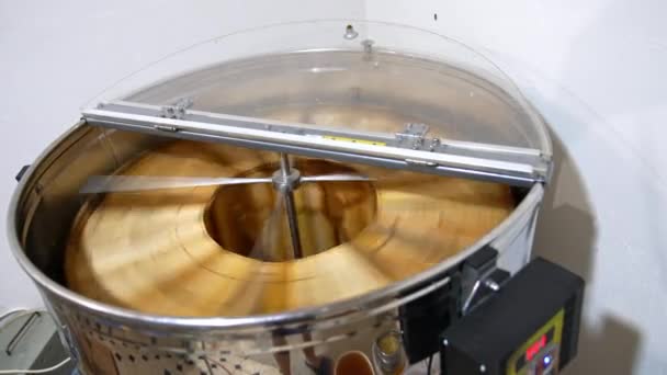Metalen Loop Machine Voor Honing Extractie Elektrische Centrifuge Draaiende Draaiende — Stockvideo