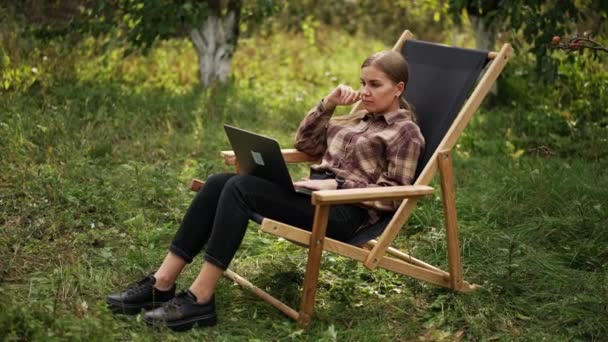 Die Freiberufliche Junge Frau Arbeitet Laptop Garten Lady Hält Einen — Stockvideo