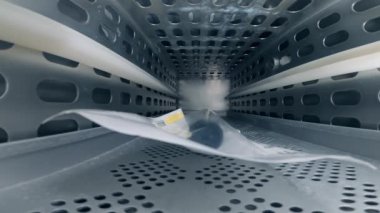 Plastik poşetteki alet sterilizatörde. Kadın doktor kapıları açar ve makineden sterilize edilmiş aleti alır..