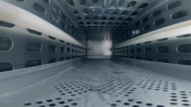 Aletleri plastik torbaya koyup sterilizatör makinesine yerleştiriyorum. İçeriden sterilizasyon ekipmanlarına bakıyorum..