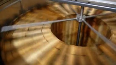 Elektronik santrifüj makinesinin yardımıyla bal çıkarma. Çerçeveler baldan kurtulmak için döndürülmüş. Üst görünüm.