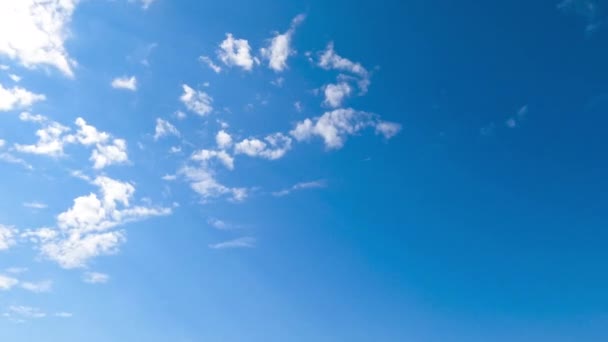 青い晴れた空は白い雲からきれいになります 視界から消える地平線で急速に飛ぶ光の流動雲 — ストック動画