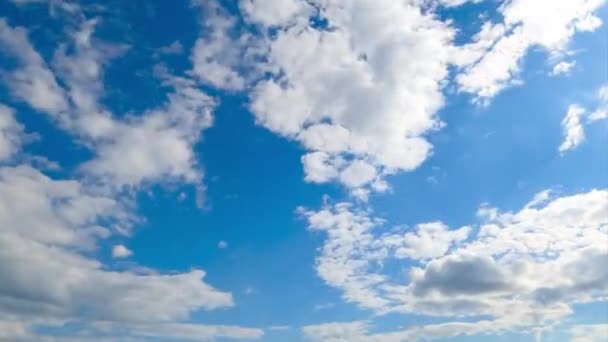 大気中の白い柔らかい雲のクイック変換 低い角度から風で動くカムルス雲景 タイムラプス — ストック動画