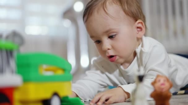 Băiețelul Calm Drăguț Din Cămașă Albă Află Burtă Podea Copilul — Videoclip de stoc