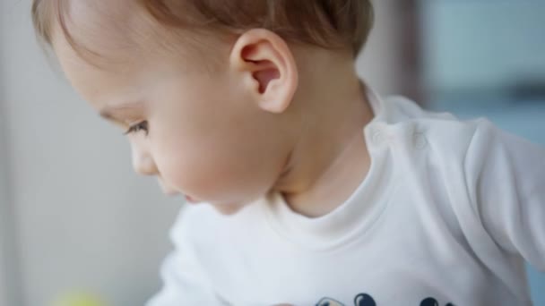 셔츠를 평화로운 사랑스러운 배경에 코카서스 아기의 초상화 — 비디오