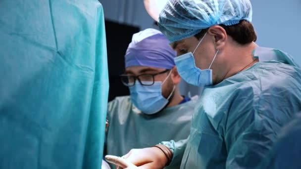 Профессиональные Хирурги Работают Бок Бок Операционной Мужская Команда Врачей Сотрудничает — стоковое видео