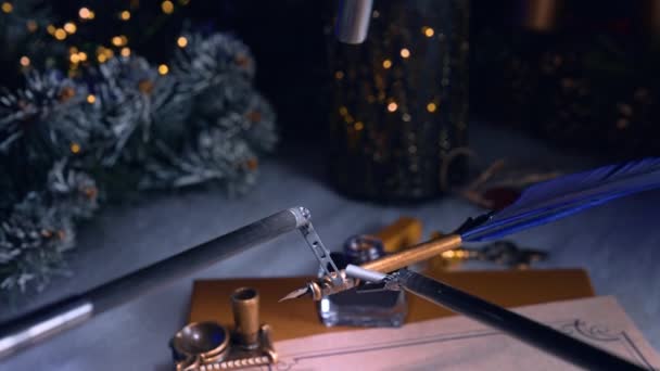 手術装置のロボットアームの助けを借りて書く ヴィンチのロボットがペンを書いている バックドロップのクリスマスガーランドとライト — ストック動画