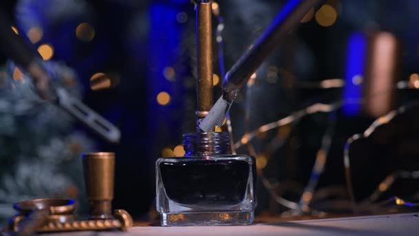 Robot Vinci Håller Skrivpenna Och Doppar Den Flaska Med Bläck — Stockvideo