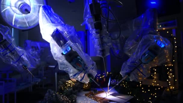 在黑暗的现代手术室里 未来派机器人布满了整形手术 技术精准的设备 用笔写在纸上 餐桌前的花环 — 图库视频影像