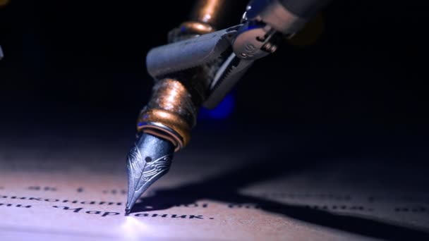 机械臂的小钳握着老式的书写笔 靠近点达芬奇在黑暗的手术室里表演写作 — 图库视频影像