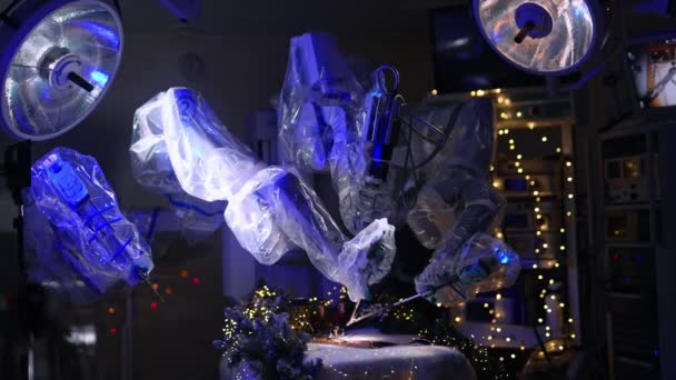 Dunkler Operationssaal Mit Vinci Ausstattung Und Weihnachtlich Dekoriert Roboterarme Aus — Stockvideo