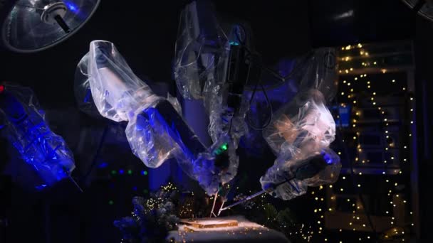 Хирургический Робот Vinci Покрытый Пластиком Посреди Темной Операционной Роботизированные Руки — стоковое видео