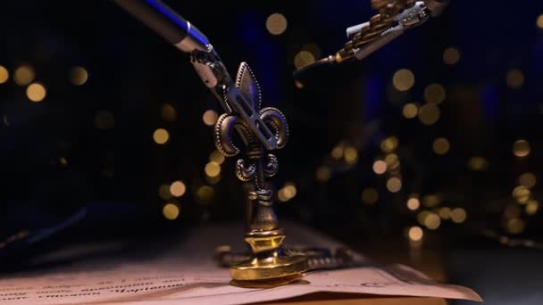 手術用ロボットは金属製の切手を取ります ヴィンチの未来ロボットは手紙に印をつける ライトが付いている暗いぼやけた背景 — ストック動画