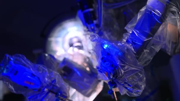 Movimento Vinci Braços Robóticos Cobertos Plástico Equipamentos Futuristas Que Trabalham — Vídeo de Stock