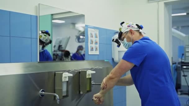 Chirurgo Maschio Uniforme Blu Cappello Maschera Dispositivo Sulla Testa Lavarsi — Video Stock