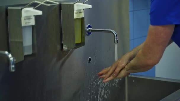 Ostrożnie Myć Ręce Przy Dużym Metalowym Zlewie Mężczyzna Lekarz Przygotowuje — Wideo stockowe