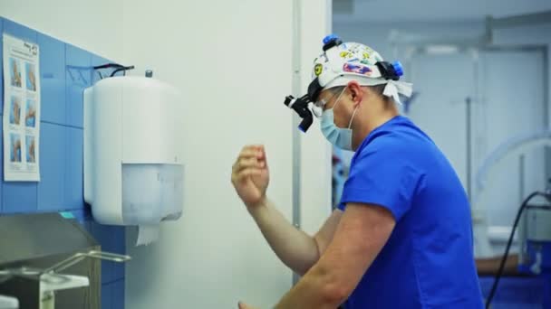 Profesjonell Kirurg Tørker Hånden Med Serviett Bruker Antiseptisk Doktor Uniform – stockvideo