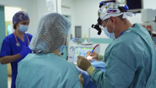 Sanitäter Die Chirurgische Eingriffe Durchführen Stehen Mit Dem Rücken Zur — Stockvideo