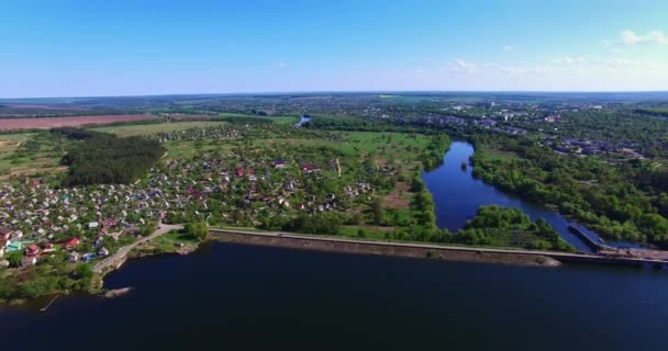 Approaching Beautiful Village Dwelling Bank Blue River Green Landscape Clear — Stock Video