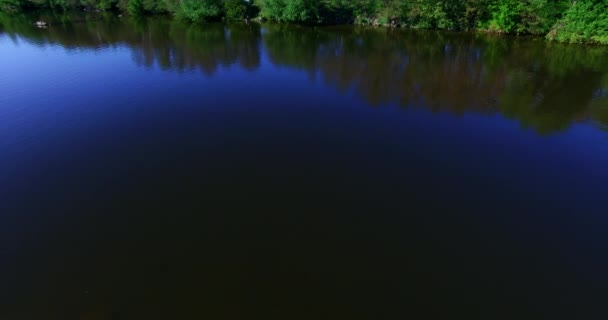 Темно Синяя Река Спокойной Гладкой Поверхностью Мелководье Камнем Выглядывающим Человек — стоковое видео