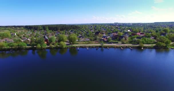 Zelená Venkovská Oblast Ležící Břehu Řeky Drone Záběry Přes Vodu — Stock video