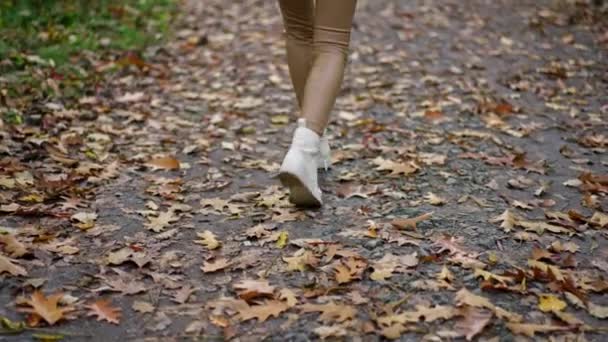 Senhora Não Reconhecida Calças Bege Jaqueta Branca Botas Andando Parque — Vídeo de Stock