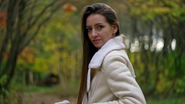 Beautiful Big Eyed Brunette White Jacket Stands Park Her Side — Stock Video