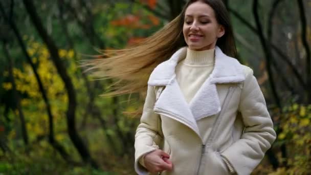 Veselá Šťastná Dlouhosrstá Dáma Baví Podzimním Parku Dáma Bílé Bundě — Stock video