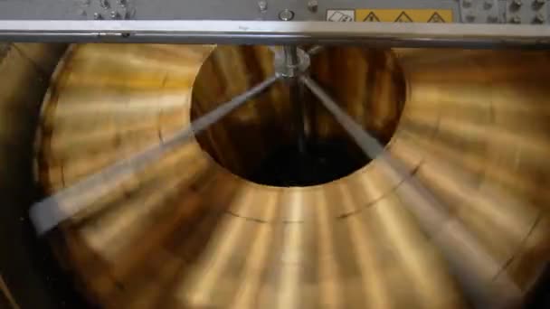 Γρήγορη Περιστροφή Των Σκελετών Μελιού Στην Αυτόματη Μηχανή Ξύλινα Κουφώματα — Αρχείο Βίντεο