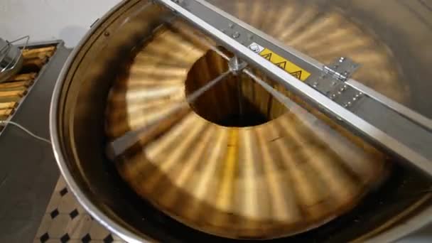 Tapa Abierta Una Máquina Barril Metal Para Extracción Miel Los — Vídeo de stock