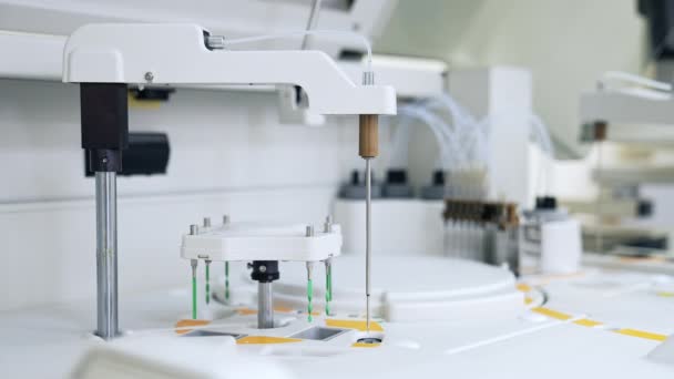 现代设备的一些部件在运动和携带血液检测 用于科学试验和分析的先进技术装置 — 图库视频影像