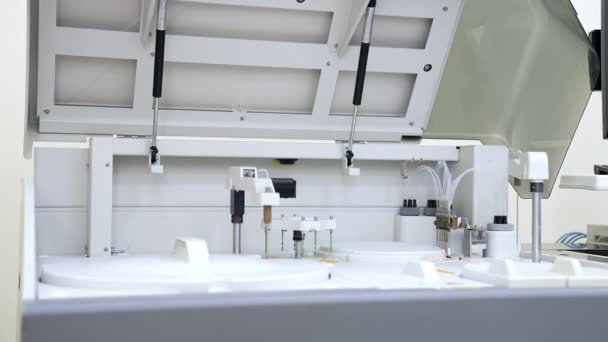 Büyük Bir Laboratuvar Makinesi Çalışıyor Kan Biyomedikal Testleri Yapıyor Fen — Stok video