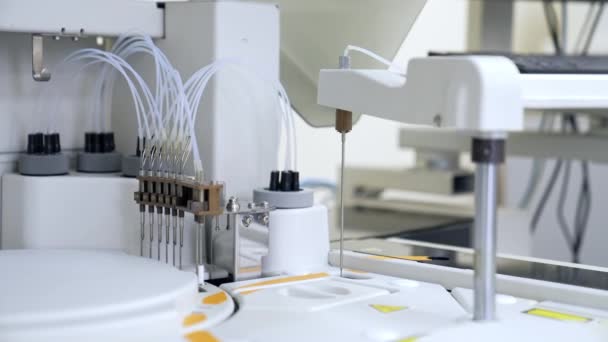 特殊なピストンが科学研究所の機器で上下に上がっている 現代のクリニックで血液検査の生物医学的分析を実施 — ストック動画