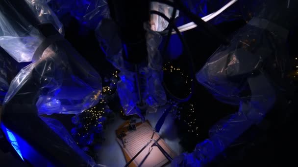 Vinci Robot Píše Vánoční Dopis Operační Stůl Tenké Kovové Kleště — Stock video