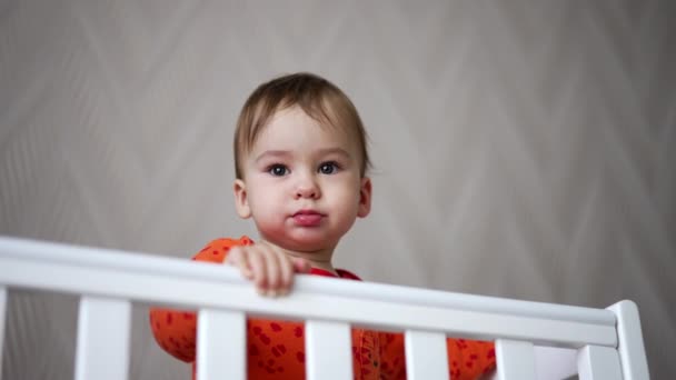 Menino Adorável Brincando Com Chupeta Berço Bebé Senta Desaparece Berço — Vídeo de Stock