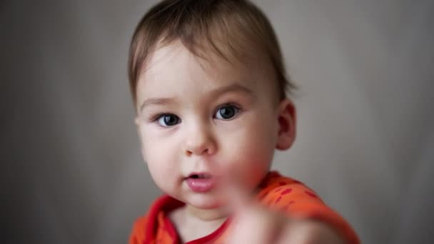 눈으로 스러운 아기는 카메라를 봅니다 손가락으로 카메라를 가리키는 아이의 초상화 — 비디오