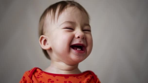 Feliz Bonito Pequena Criança Rindo Alegremente Com Sorriso Sem Dentes — Vídeo de Stock