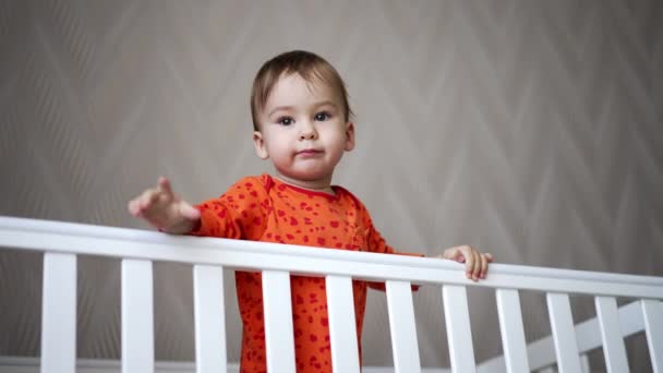 Doce Calma Bebê Caucasiano Calmamente Cama Branca Criança Adorável Olha — Vídeo de Stock