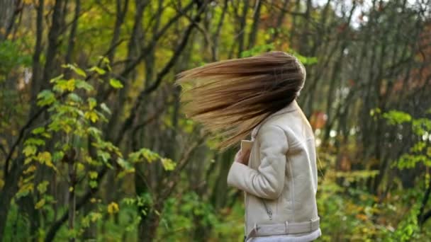 Tmavovlasá Atraktivní Dáma Bílém Saku Podzimním Lese Žena Otáčí Mává — Stock video