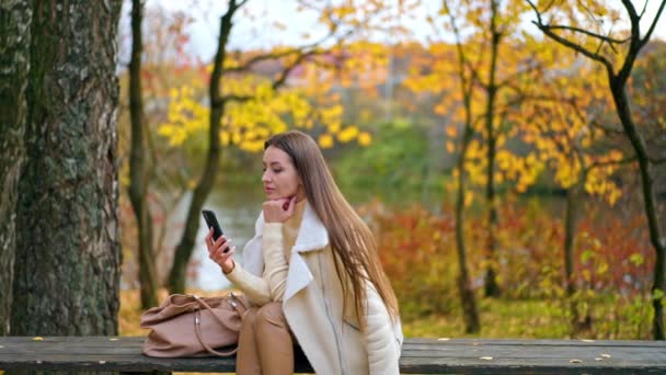 Attraktive Kaukasische Frau Mit Ihrem Handy Der Natur Sitzend Dame — Stockvideo