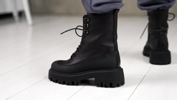 Модель Демонстрирует Модные Черные Кожаные Сапоги Шнурками Презентация Обуви Светлой — стоковое видео